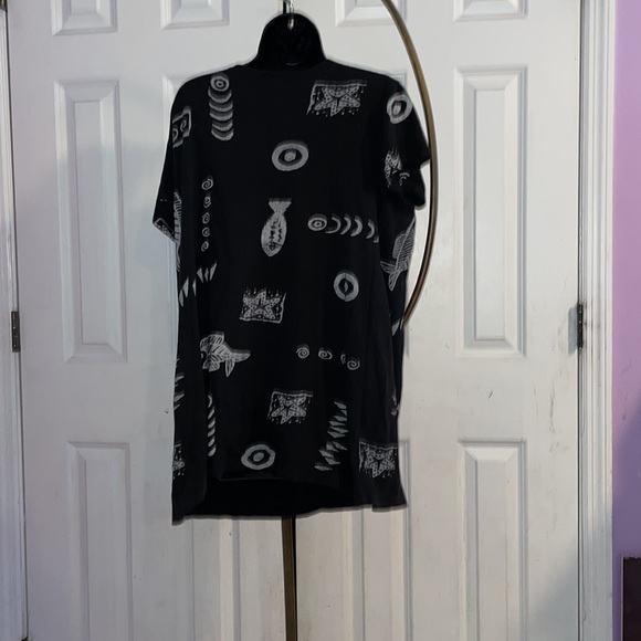Black/White MudCloth Print Top- Size 2XL - Picture 7 of 8